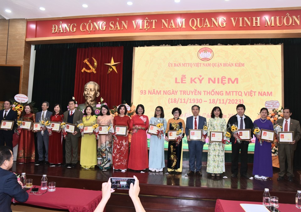 Phó Chủ tịch Ủy ban MTTQ Việt Nam TP Hà Nội Nguyễn Thị Kim Dung tặng Bằng khen tại Lễ kỷ niệm 93 năm ngày truyền thống MTTQ Việt Nam