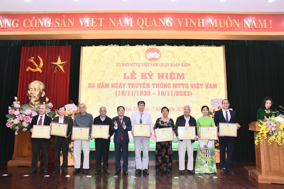 Chủ tịch Ủy ban MTTQ Việt Nam quận Hoàn Kiếm Lê Hồng Phú tặng Bằng khen tại Lễ kỷ niệm 93 năm ngày truyền thống MTTQ Việt Nam