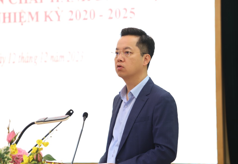 Bí thư Quận ủy, Chủ tịch HĐND quận Hoàn Kiếm Vũ Đăng Định phát biểu tại hội nghị