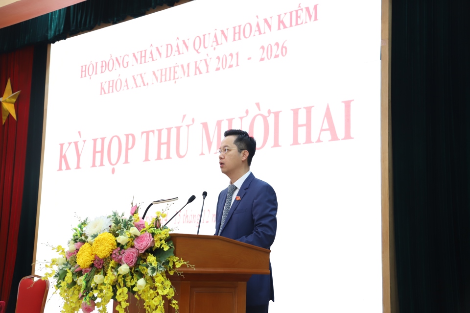 Bí thư Quận uỷ - Chủ tịch HĐND quận Hoàn Kiếm Vũ Đăng Định phát biểu khai mạc kỳ họp
