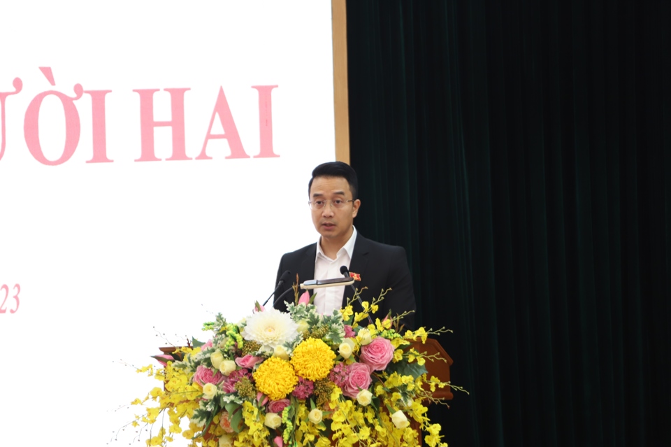 Phó Chủ tịch UBND quận Hoàn Kiếm Trịnh Hoàng Tùng trình bày báo cáo tại kỳ họp