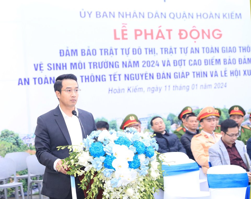 Phó Chủ tịch UBND quận Hoàn Kiếm Trịnh Hoàng Tùng phát biểu tại buổi lễ