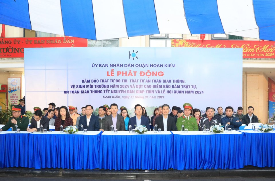 Quận Hoàn Kiếm: Ra quân đảm bảo trật tự đô thị, an toàn giao thông, VSMT - Ảnh 1