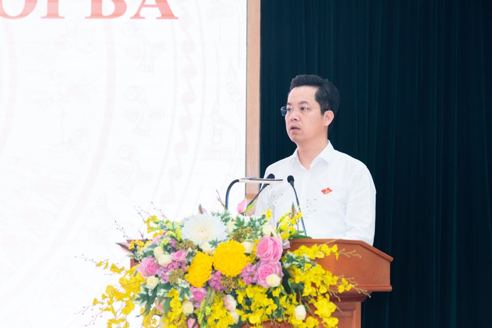 Bí thư Quận ủy, Chủ tịch HĐND quận Hoàn Kiếm Vũ Đăng Định phát biểu tại Kỳ họp