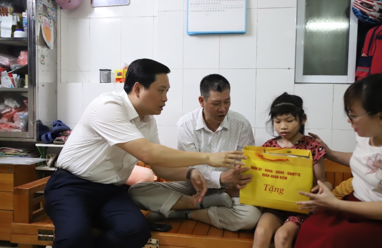 Đoàn công tác do Phó Bí thư Thường trực Quận ủy Hoàn Kiếm Nguyễn Quốc Khánh tới thăm và tặng quà  tặng quà cháu Bùi Thanh Hà.