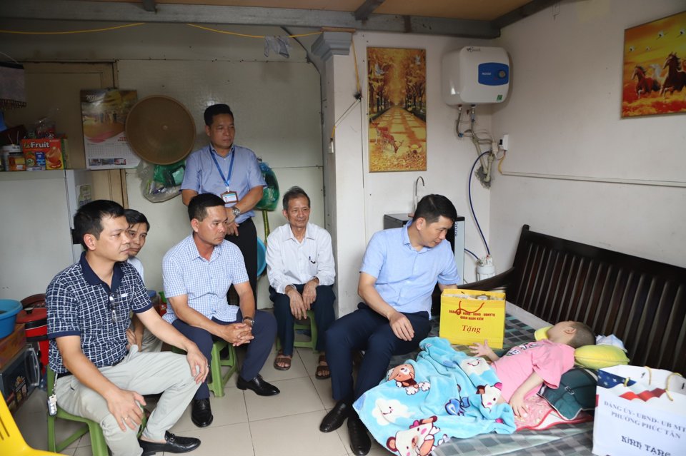 Đoàn công tác do Phó Bí thư Quận ủy, Chủ tịch UBND quận Hoàn Kiếm Phạm Tuấn Long dẫn đầu đến tặng quà cho cháu Nguyễn Thu Phúc.