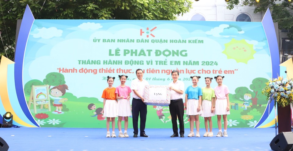 Phó Giám đốc Sở Lao động - Thương binh và Xã hội Hà Nội Đinh Hồng Phong trao quà của Thành phố cho các cháu thiếu nhi quận Hoàn Kiếm