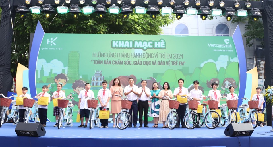 Quận Hoàn Kiếm tặng xe đạp cho học sinh có hoàn cảnh khó khăn đạt thành tích trong học tập