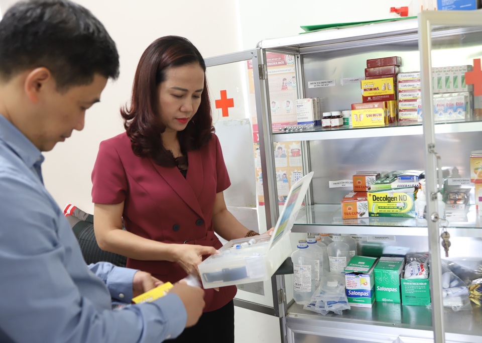 Phó GĐ Sở GD&ĐT Hà Nội Vương Hương Giang; Phó Chủ tịch Thường trực UBND quận Hoàn Kiếm Nguyễn Quốc Hoàn kiểm tra tủ thuốc, dụng cụ y tế 