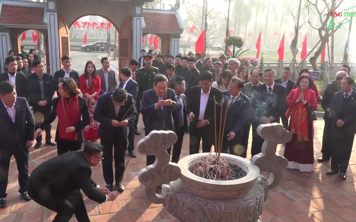 Chủ tịch Quốc hội Trần Thanh Mẫn dâng hương tri ân Trưởng Ban Thường trực Quốc hội Bùi Bằng Đoàn - Khắc ghi công lao bậc tiền nhân, hướng tới vận hội mới của đất nước