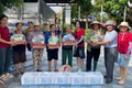 Người dân xã Dương Hoà sẻ chia cùng bà con vùng bão lũ