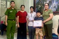 Đoàn Thanh niên - Chi hội phụ nữ Công an phường Cầu Giấy tặng quà Trung thu cho các em thiếu nhi trên địa bàn