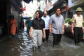 Lãnh đạo Ủy ban MTTQ Việt Nam thành phố Hà Nội thăm, tặng quà động viên người dân ảnh bị hưởng do mưa bão tại phường Từ Liêm