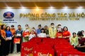 Cán bộ giáo viên nhân viên và phụ huynh trường mầm non Yên Sở trao tặng quà cho bệnh nhân tại bệnh viện K - Tân Triều