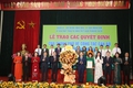 Đồng chí Hoàng Trọng Quyết trao các quyết định của Thành phố về công tác cán bộ tại phường Bồ Đề