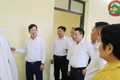 Đồng chí Bí thư Đảng ủy, Chủ tịch HĐND xã kiểm tra tại trung tâm dịch vụ hành chính công