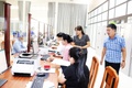 Các đồng chí lãnh đạo xã Hòa Phú kiểm tra, động viên cán bộ, công chức và người dân làm việc, giao dịch tại Điểm phục vụ hành chính công.