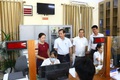 Đồng chí Nguyễn Đăng Sơn - Phó Bí thư Thường trực Đảng ủy xã thăm điểm phục vụ hành chính công