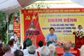 Khám bệnh, tư vấn sức khoẻ, cấp thuốc và tặng quà cho người có công với cách mạng tại xã Ứng Thiên
