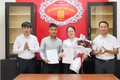 Chủ tịch UBND xã trao Giấy chứng nhận kết hôn cho những công dân đầu tiên sau khi chính quyền cấp xã mới đi vào hoạt động