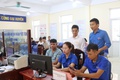 Đồng chí Phó Chủ tịch UBND xã kiểm tra và thực hiện ký văn bản tại Điểm phục vụ hành chính công