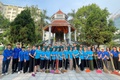 MTTQ và các đoàn thể Chính trị - Xã hội cùng lực lượng Quân sự phường ra quân vệ sinh môi trường, chỉnh trang, dọn dẹp Nhà Lưu niệm Bác Hồ và 4 đài tưởng niệm trên địa bàn phường