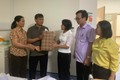 Lãnh đạo xã Ứng Hòa thăm, tặng quà học sinh bị tai nạn do giông lốc