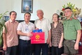 Đồng chí Chủ tịch UBND phường Tây Tựu thăm và tặng quà gia đình chính sách