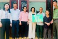 Phó Bí thư Thường trực Đảng ủy tặng quà gia đình chính sách