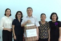 Đồng chí Phạm Thị Thuỳ Vân, Phó Chủ tịch Hội đồng nhân dân xã Thanh Trì thăm, tặng quà người có công tiêu biểu trên địa bàn xã