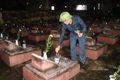 Cơn mưa lớn không ngăn được bước chân người dân thắp nến tri ân các Anh hùng liệt sĩ