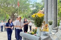 Lãnh đạo phường Nghĩa Đô dâng hương tại nghĩa trang liệt sĩ nhân ngày thương binh liệt sĩ 27/7