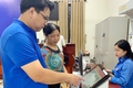 Tuổi trẻ xã Xuân Mai tích cực hỗ trợ người dân tại điểm Phục vụ hành chính công của xã Xuân Mai
