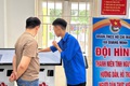 Tuổi trẻ xã Quang Minh hỗ trợ người dân thực hiện thủ tục hành chính