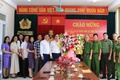 Lãnh đạo xã Phú Nghĩa tặng hoa chúc mừng Công an xã nhân dịp kỷ niệm 80 năm Ngày truyền thống Công an nhân dân; 20 năm ngày Hội Toàn dân bảo vệ an ninh Tổ quốc