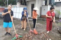 Các tổ dân phố phường Long Biên đồng loạt ra quân vệ sinh môi trường sáng thứ Bảy - Chung tay vì một môi trường sống xanh, sạch, đẹp