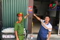 Công an xã Kiều Phú ra quân tuyên truyền và tổ chức ký cam kết đối với các cơ sở kinh doanh nhắc nhở người dân đã uống rượu bia thì không lái xe