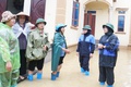 Các đồng chí Lãnh đạo xã Hòa Phú kiểm tra, động viên và trực tiếp hỗ trợ Nhân dân kê kích tài sản phòng ngập úng