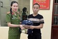 CÔNG AN PHƯỜNG LÁNG TRAO TRẢ TÀI SẢN NGƯỜI DÂN BỎ QUÊN TRÊN XE TAXI