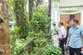 Các đồng chí lãnh đạo kiểm tra công tác  đảm bảo an toàn tại các hộ dân có nguy cơ sạt lở do ảnh hưởng của hoàn lưu bão số 5 tại thôn 9