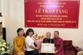 Thường trực Đảng uỷ phường Bồ Đề trao tặng huy hiệu 80 năm tuổi đảng đợt 2/9/2025 tại nhà riêng đảng viên