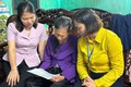 PHÓ BÍ THƯ THƯỜNG TRỰC ĐẢNG ỦY NGUYỄN THỊ KIM TUYẾN THĂM, TẶNG QUÀ CÁC GIA ĐÌNH CÓ CÔNG VỚI CÁCH MẠNG