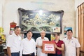 Lãnh đạo xã Hòa Phú thăm tặng quà các gia đình chính sách người có công nhân dịp kỷ niệm 80 năm Cách mạng tháng Tám thành công và Quốc khánh Nước Cộng hòa xã hội chủ nghĩa Việt Nam