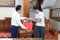 Đồng chí Phó Bí thư thường trực Đảng ủy xã Đinh Ngọc Thức thăm tặng quà người có công tại thôn Thanh Vân