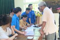 Người dân xã Phúc Lộc phấn khởi nhận quà Tết Độc lập