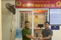CÔNG AN PHƯỜNG LÁNG TRAO TRẢ TÀI SẢN, GIẤY TỜ TÙY THÂN CHO NGƯỜI DÂN BỊ ĐÁNH RƠI