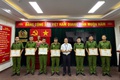 Đảng ủy-UBND phường Vĩnh Tuy khen thưởng đột xuất Công an phường Vĩnh Tuy trong công tác phòng chống tội phạm