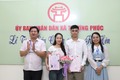 UBND xã Thượng Phúc trao giấy chứng nhận kết hôn và tặng hoa chúc mừng cho công dân