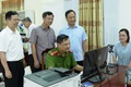 Công an xã Ứng Hòa tích cực hỗ trợ đổi thẻ đảng viên.