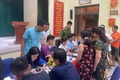 Công an xã Hoài Đức hỗ trợ chính quyền xã xuyên đêm phát quà của Chính phủ cho nhân dân dịp 2/9